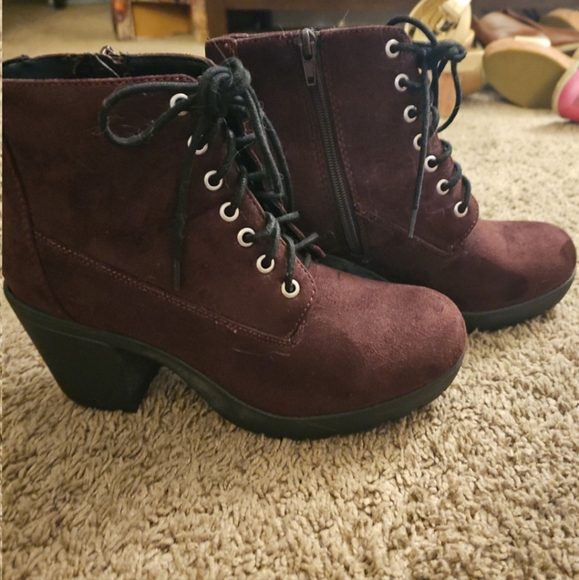 Womens size 10 burgandy ankle booties, faux suede upper - Picture 2 of 6